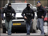 Armed police on raid in The Hague, 10 Nov 04