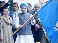 Indian PM Singh and Sonia Gandhi wave off the Srinagar bus